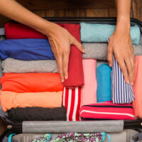 como empacar una buena maleta en vacaciones enrolla la ropa