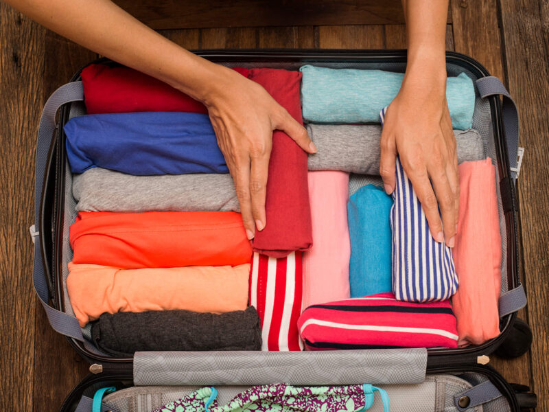 como empacar una buena maleta en vacaciones enrolla la ropa
