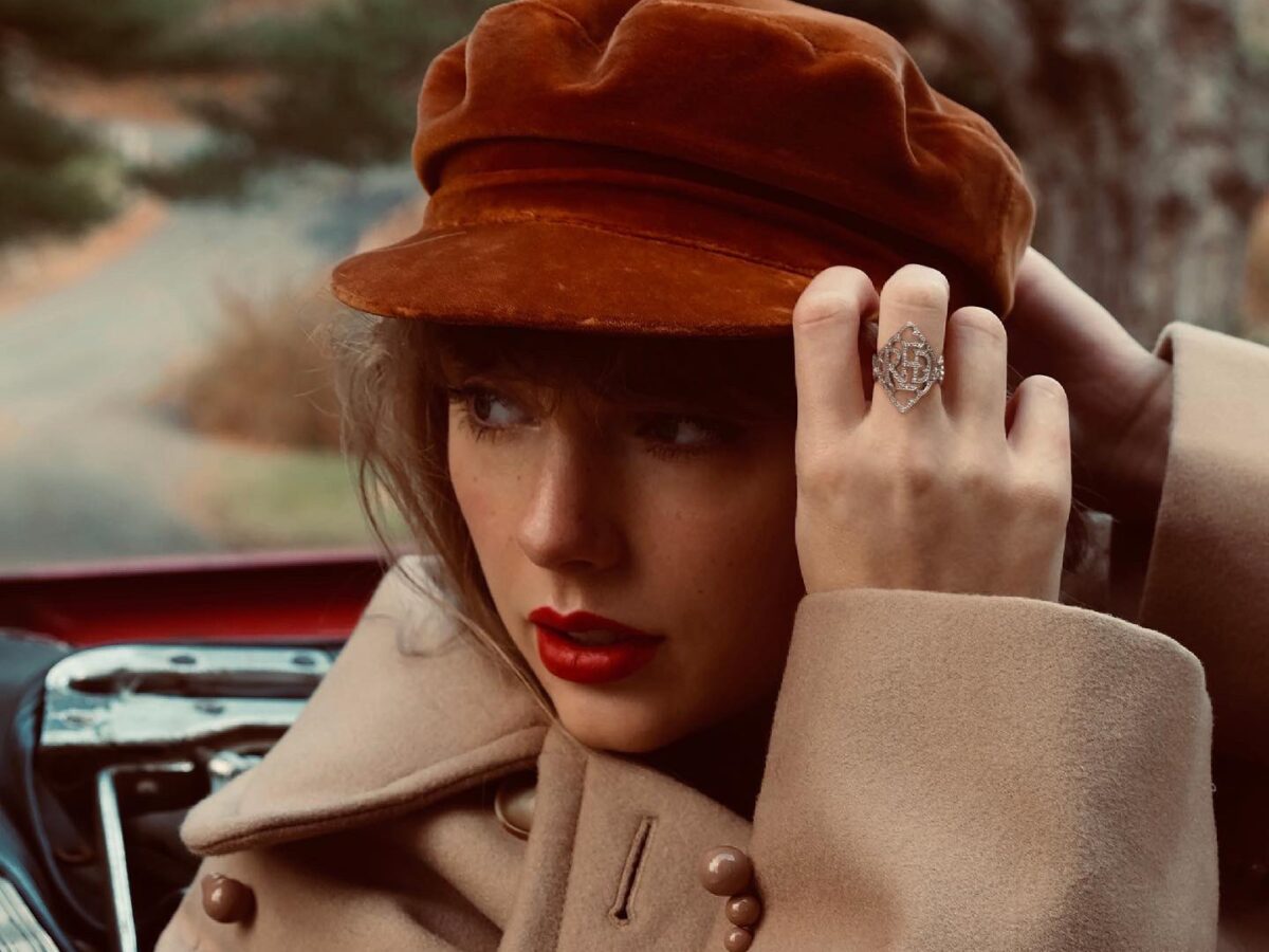 taylor swift logra ser 1 en billboard hot 100 con su album red red taylors version portada