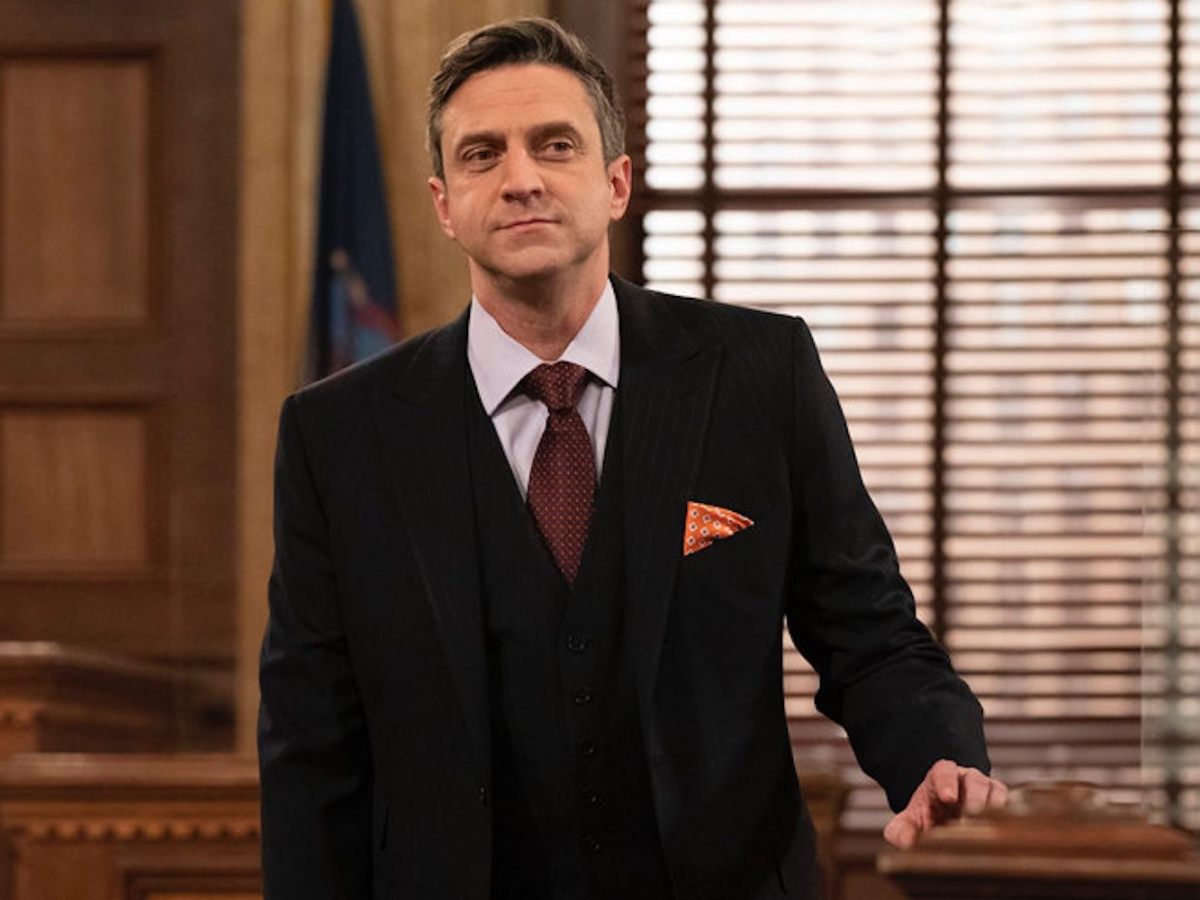 rafael barba angel y demonio del juzgado en la ley y el orden uve law order svu temporada 23 rafael barba regresa para