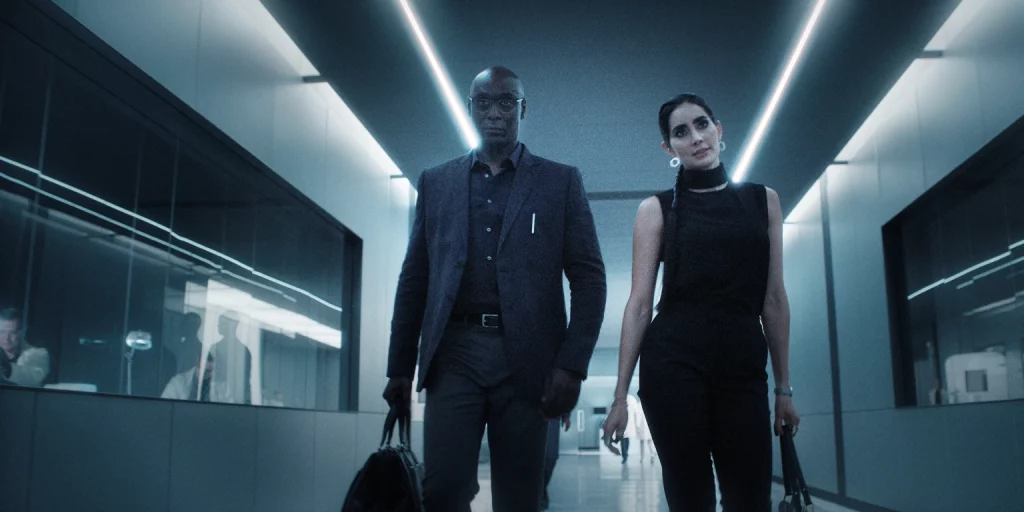 Lance Reddick como Albert Wesker y Paola Núñez como Evelyn Marcus / Foto: Netflix