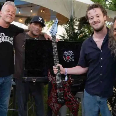 Joseph Quinn conoció a Metallica en Lollapalooza y hasta tocó con ellos