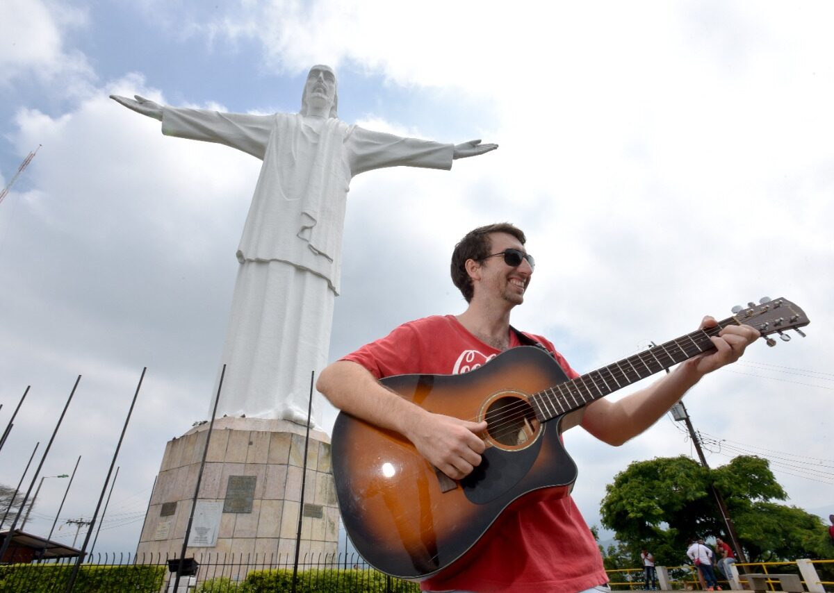 el cantautor irlandes kevin mc caffrey radicado en colombia lanza punk rockin blues kevin mc caffrey punk rockin blues 1