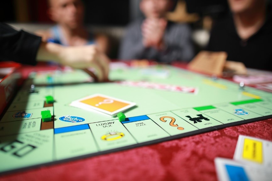 monopoly presenta su nueva edicion con una parada en el carnaval de barranquilla monopoly vuelta al mundo