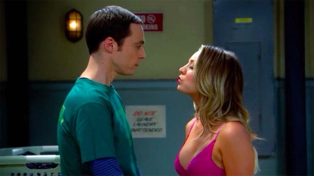 Kaley Cuoco y Jim Parsons filmando 'The Big Bang Theory'