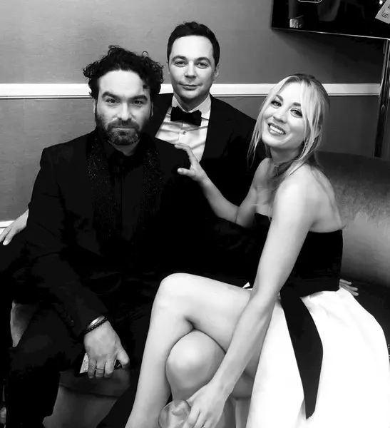 Los pormenores de la caida de 'The Big Bang Theory' entre Kaley Cuoco y Jim Parsons 11 Galecki, Parsons y Cuoco en algún evento privado