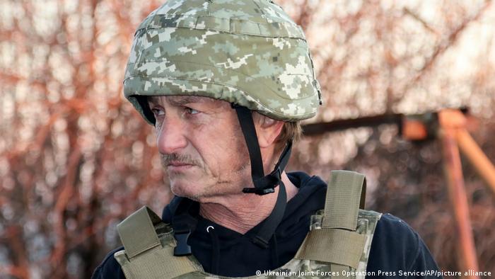 Sean Penn entrega a Zelenski su Oscar como símbolo de fe en la victoria de Ucrania 9 Sean Penn durante su visita a Ucrania