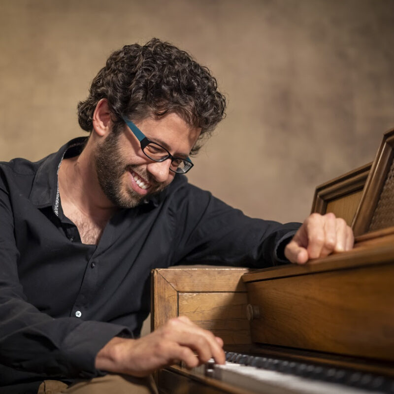 Nicolás Ospina, el pianista que rodará por el mundo estrena «nuevo disco».