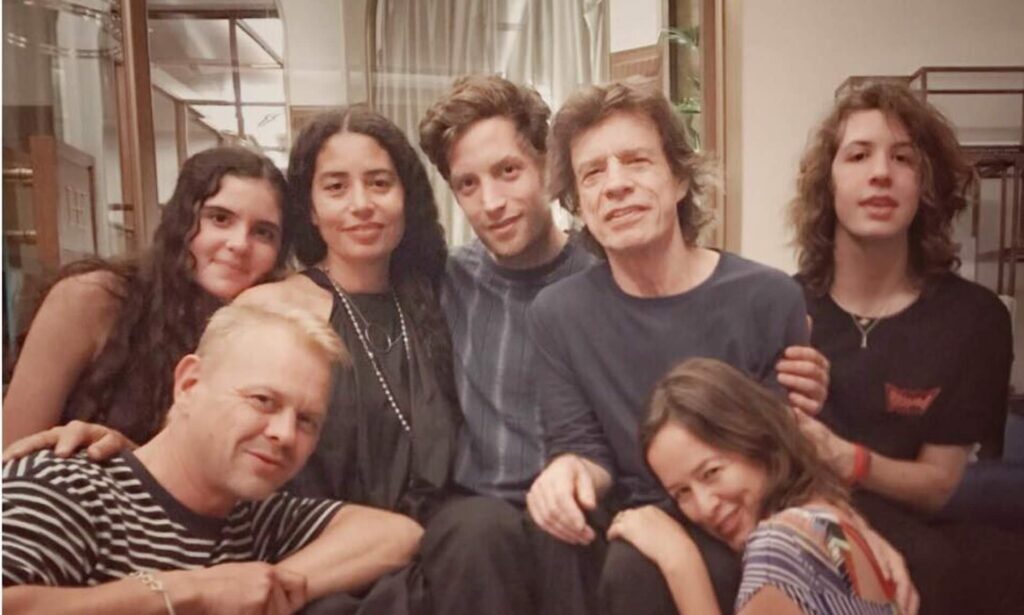 Mick Jagger y algunos de los miembros de su familia celebrando el día del padre