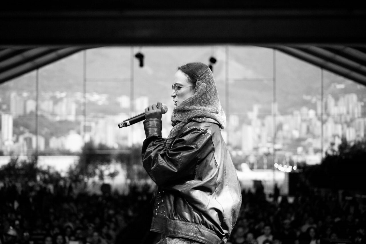 la rapera colombiana kck le rinde homenaje al fuego con arde