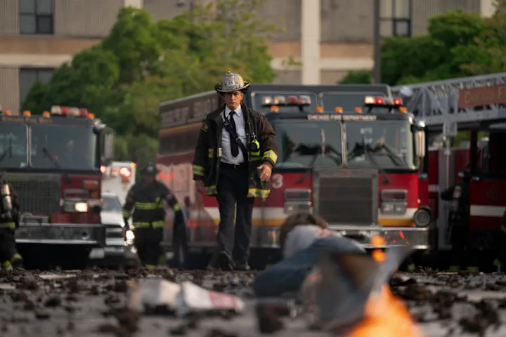 Dermot Mulroney como el jefe Dom Pascal