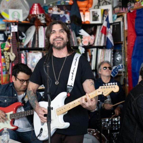 Juanes nos sorprende durante su concierto en Tiny Desk