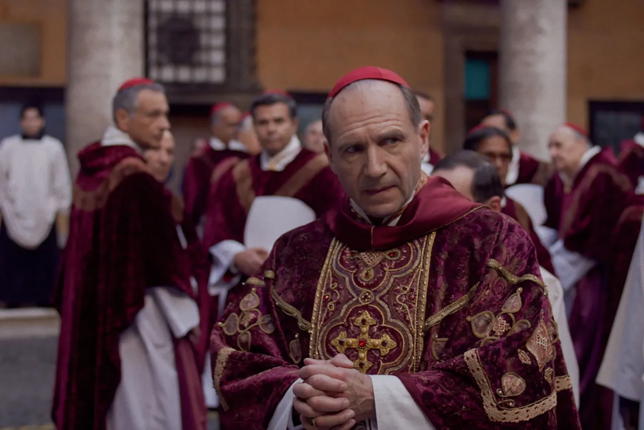 conclave ralph fiennes y el drama papal que conquista la pantalla