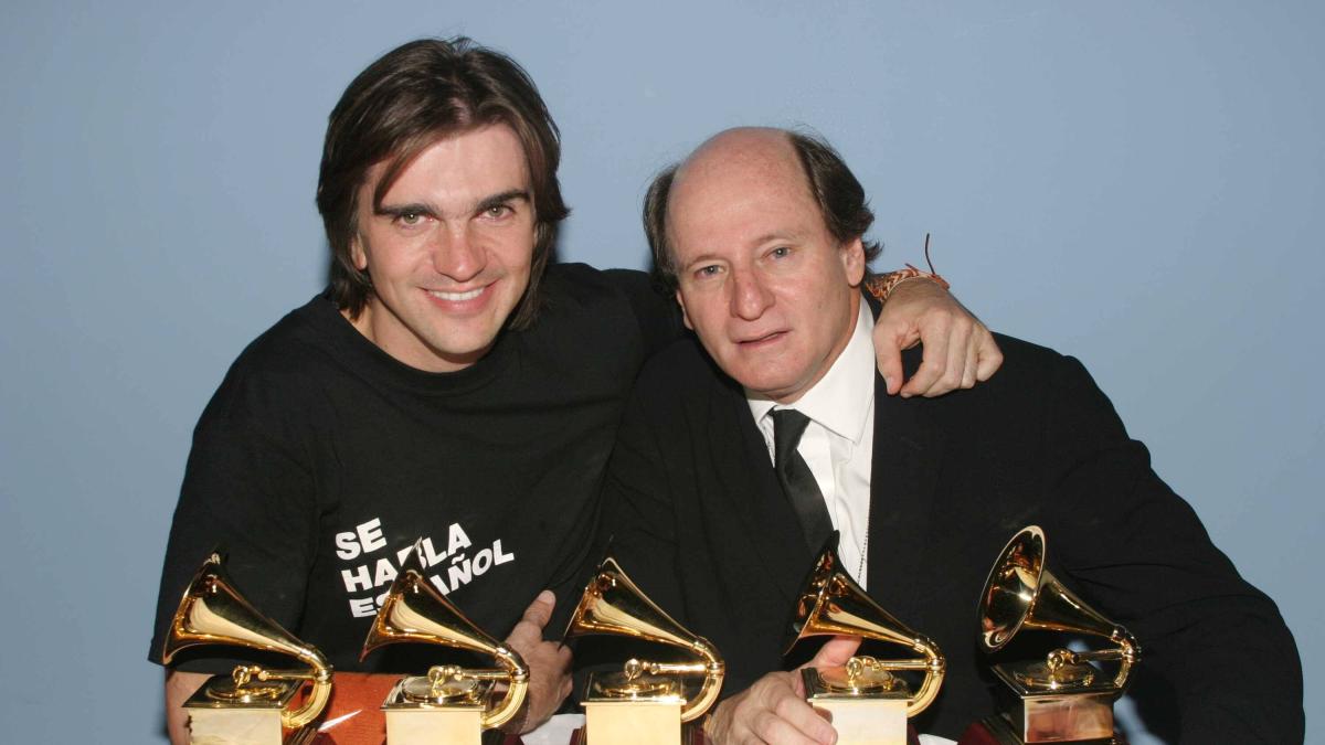 Juanes y Fernan Martínez junto a sus Grammy