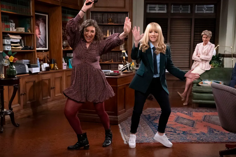 mayim bialik y melissa rauch brillan en night court mayim bialik y melissa rauch brillan en night court