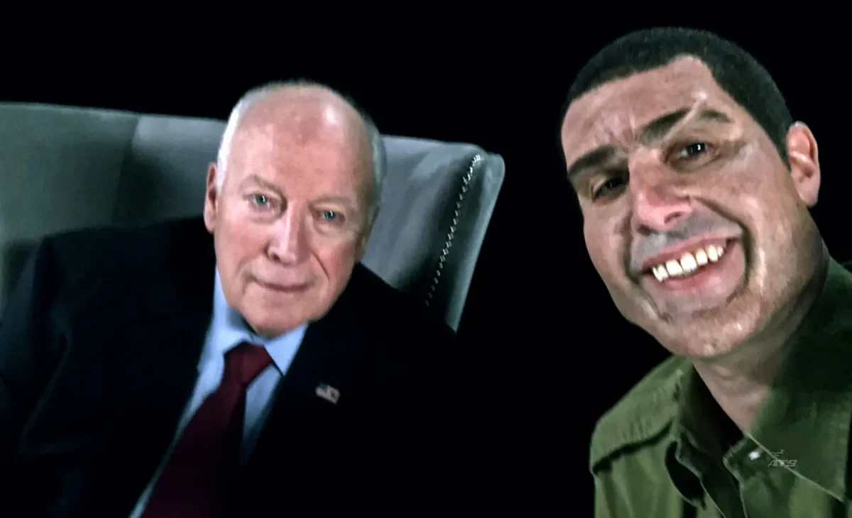 **Sacha Baron Cohen, como su personaje Erran Morad, posa junto al exvicepresidente de EE.UU. Dick Cheney en una controvertida escena de *Who Is America?*, donde logra que Cheney firme un "kit de waterboarding".**