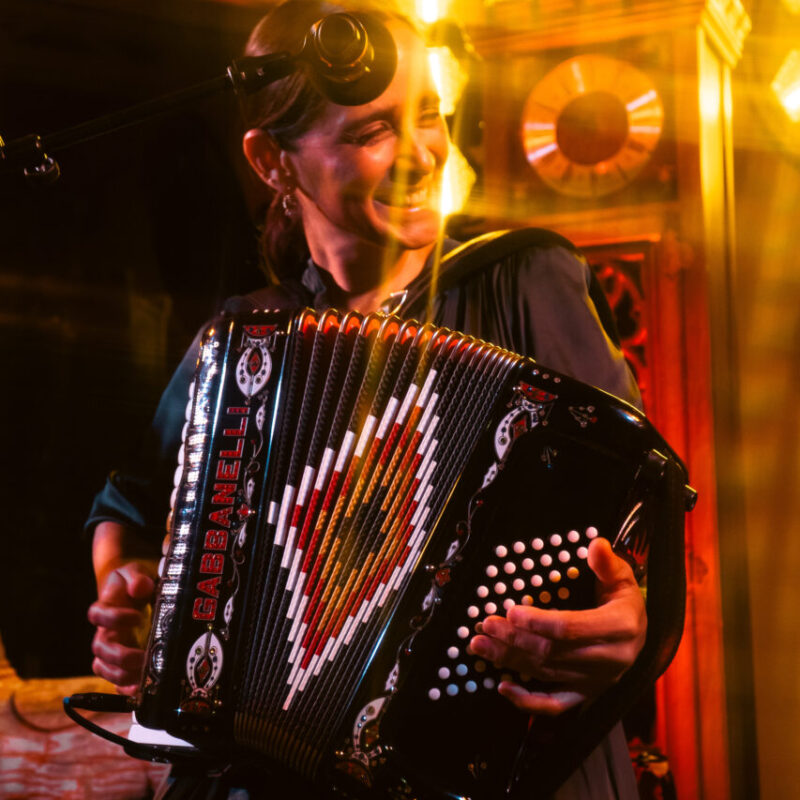Julieta Venegas presenta nueva música en una inolvidable residencia en Hotel El Ganzo