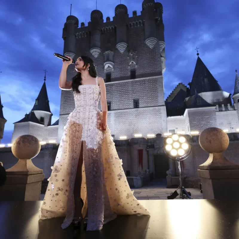 Rachel Zegler deslumbra en el Alcázar de Segovia con «Waiting on a Wish»