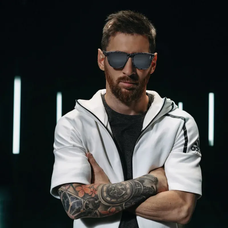 Gafas de sol Hawkers: el accesorio imprescindible del street style colombiano