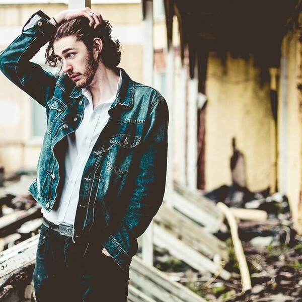 Hozier celebra 10 años de su álbum debut con una reedición en vinilo imperdible