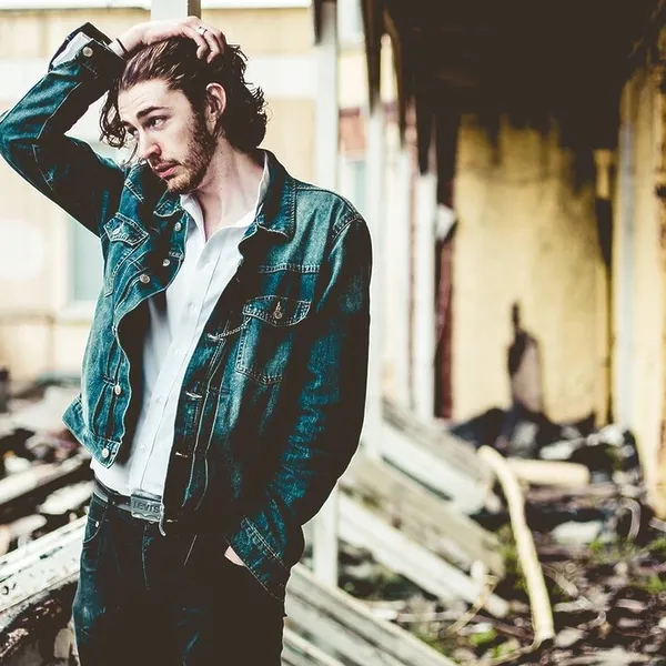 Hozier celebra 10 años de su álbum debut con una reedición en vinilo imperdible