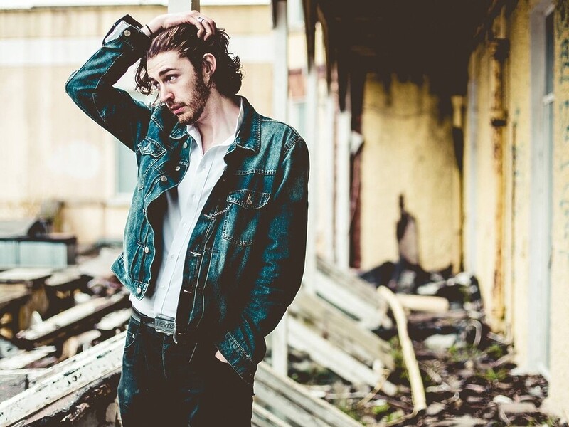 Hozier celebra 10 años de su álbum debut con una reedición en vinilo imperdible
