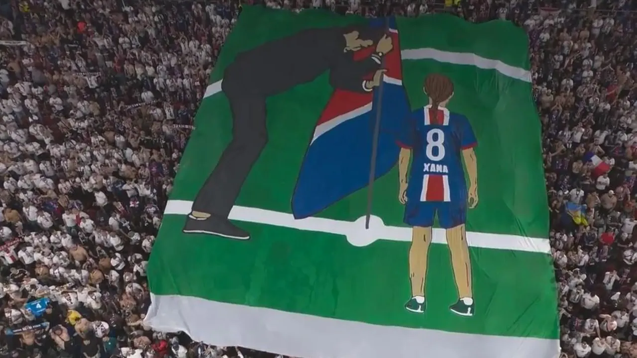 Luis Enrique honra a su hija Xana en la Champions League 2025 18 Bandera conmemorativa a Xana, hecha por la afición del PSG