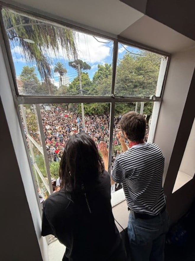 Esteman y Daniela Spalla emocionan a Bogotá con la primera escucha de "Amorío" 2 Daniella y Esteman en la ventana para sus fans
